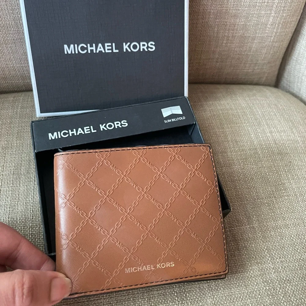 Authentic Michael kor wallet - Picture 1 of 5